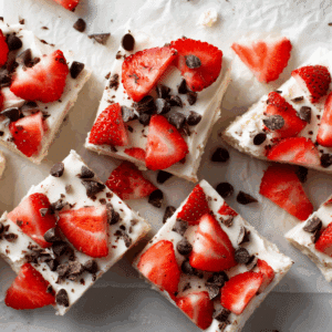 Strawberry Greek Yogurt Chocolate Bark: Simple, Creamy, Irresistible 2 strawberry Greek yogurt chocolate bark featured